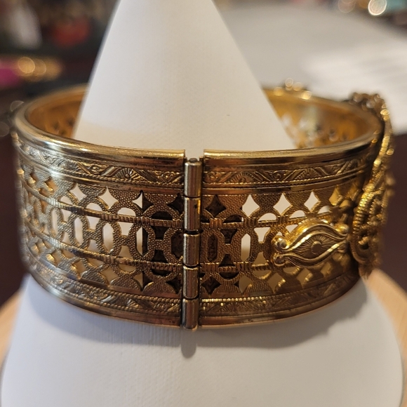 Vintage Freirich Victorian Revival Gold Tone Filigree Hinged Bangle Bracelet - Picture 3 of 7